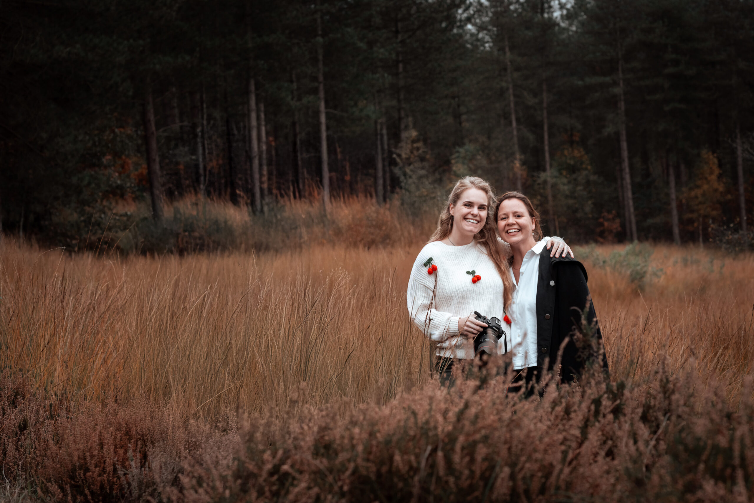 Geertje en Samantha tijdens de basiscursus fotografie.